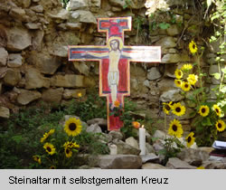 Steinaltar mit selbstgemaltem Kreuz