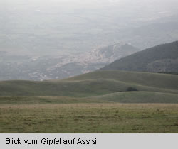 Blick vom Gipfel auf Assisi
