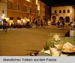 Abendliches Treiben auf dem Piazza