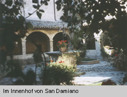 Im Innenhof von San Damiano
