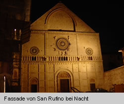 Fassade von San Rufino bei Nacht
