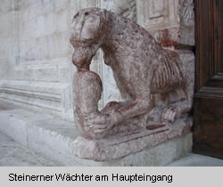 Steinerner W&auml;chter am Haupteingang